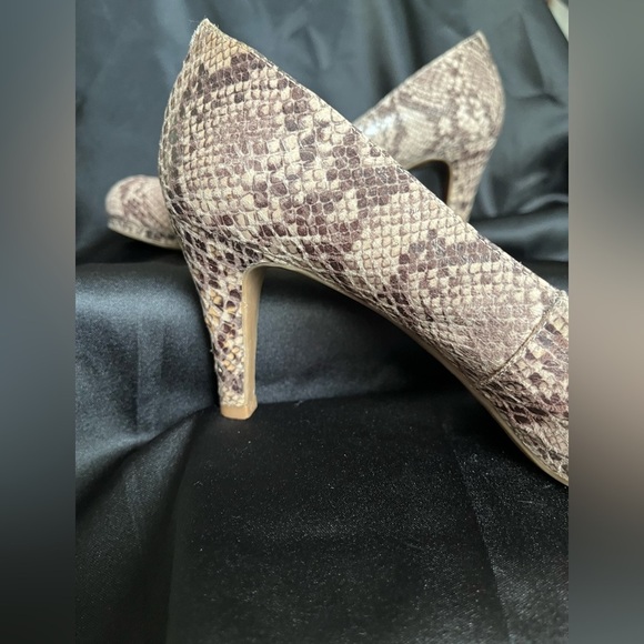 NATURALIZER~SNAKE SKIN PUMPS~8.5 - Picture 2 of 13